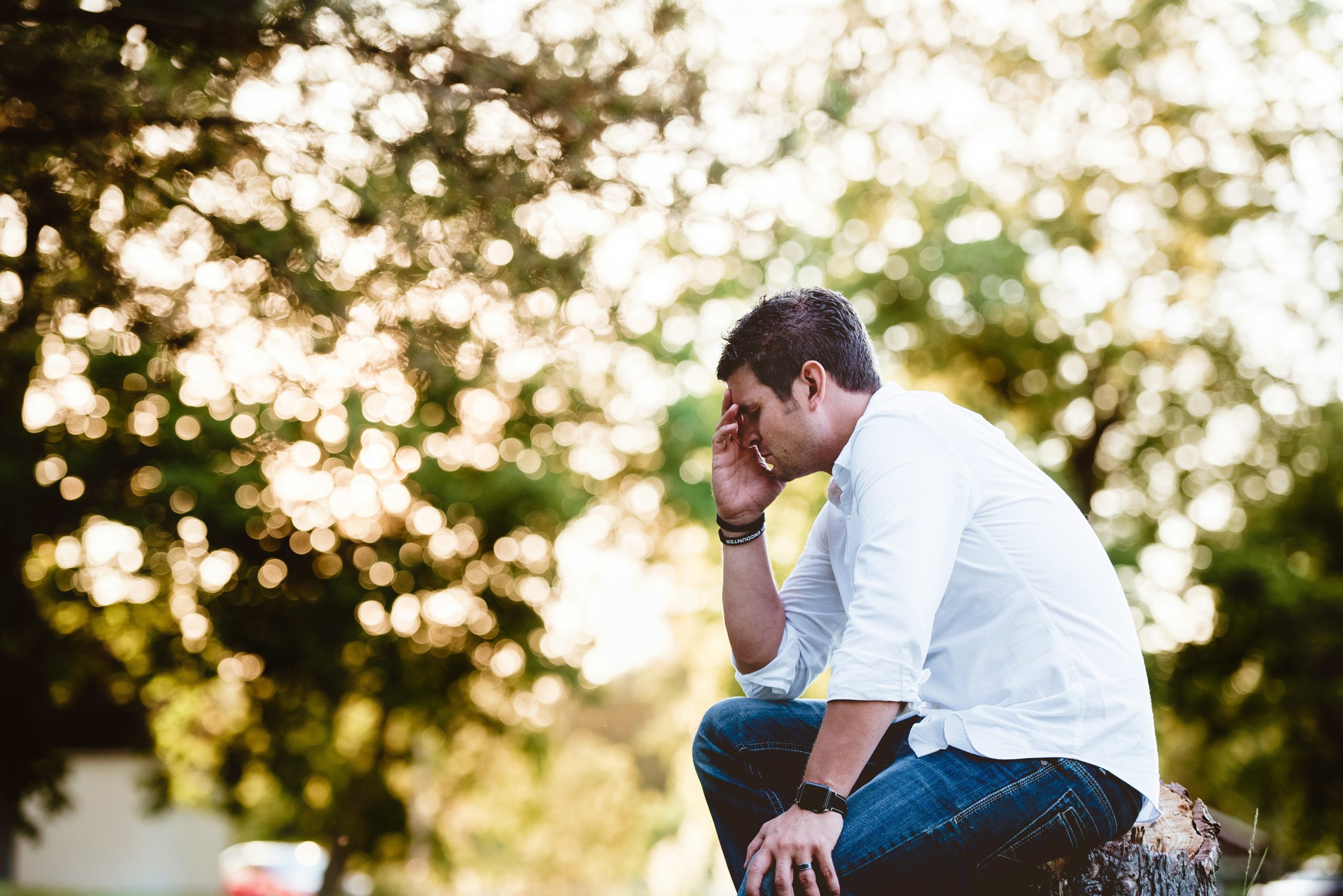 Homme en etat de stress sur un banc