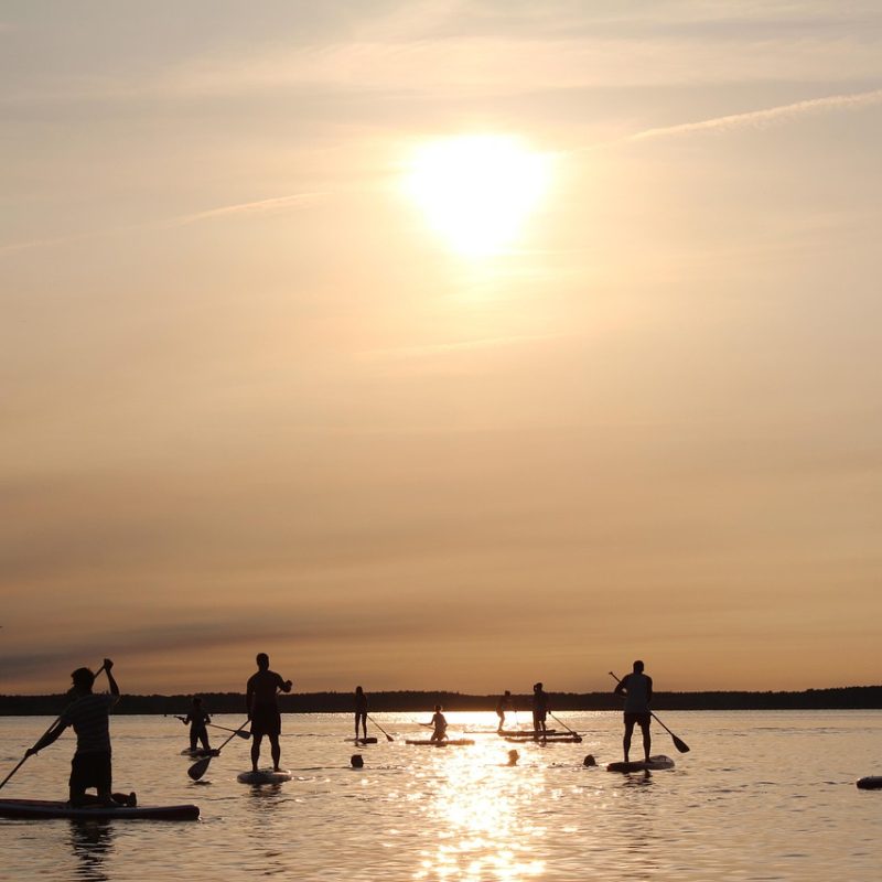 paddle en groupe au coucher du soleil